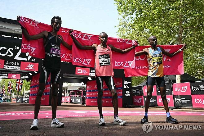 같은 신발 신고 서브 2달성한 사웨(가운데)와 케젤차(왼쪽) [AFP=연합뉴스]
