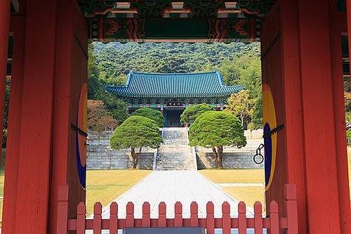 충무문에서 바라본 현충사 [국가유산청 국가유산포털 제공. 재판매 및 DB 금지]