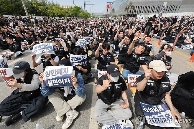 '상한폐지 실현하자' (평택=연합뉴스) 홍기원 기자 = 23일 경기 평택시 삼성전자 평택캠퍼스 앞에서 열린 삼성전자 노동조합 공동투쟁본부의 '투명하게 바꾸고, 상한폐지 실현하자-4/23 투쟁 결의대회'에서 조합원들이 구호를 외치고 있다. 2026.4.23 xanadu@yna.co.kr