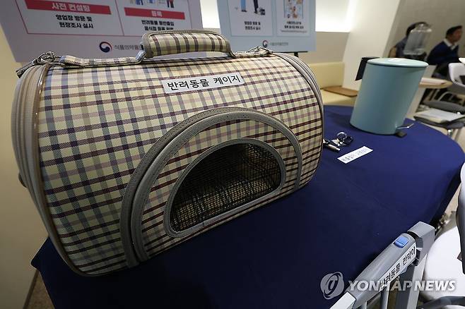 음식점 반려동물 동반출입 위한 용품 (서울=연합뉴스) 강민지 기자 = 18일 서울 강남구의 한 카페에서 열린 반려동물 동반출입 음식점 정책 간담회에 관련 용품들이 전시되어 있다. 2026.3.18 mjkang@yna.co.kr