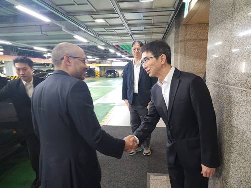 데미스 허사비스 구글 딥마인드 CEO와 만난 이홍락 LG AI연구원장 (서울=연합뉴스) 조성흠 기자 = 데미스 허사비스 구글 딥마인드 최고경영자(CEO)와 구광모 LG그룹 회장이 28일 서울 여의도 LG트윈타워에서 만난다. 이홍락 LG AI연구원장(오른쪽)이 이날 트윈타워에서 허사비스 CEO를 직접 맞이하고 있다. 2026.4.28 josh@yna.co.kr