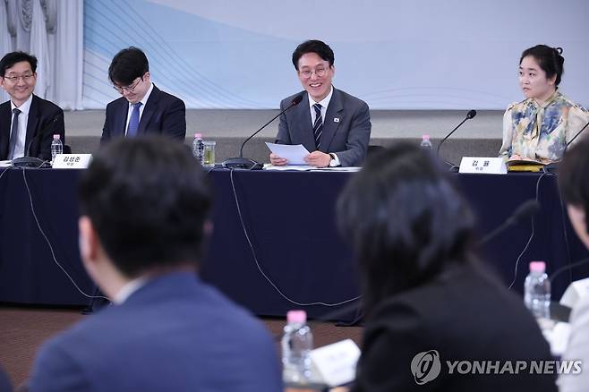 청년정책 회의 주재하는 김민석 국무총리 (서울=연합뉴스) 안정원 기자 = 김민석 국무총리가 28일 오후 서울 마포구 중소기업DMC타워에서 열린 제18차 청년정책조정위원회 겸 제2차 청년정책 관계장관회의에서 발언하고 있다. 2026.4.28 jeong@yna.co.kr