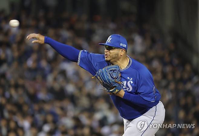 후라도, 승리를 향해 (서울=연합뉴스) 박동주 기자 = 28일 서울 잠실야구장에서 열린 프로야구 삼성과 두산의 경기. 
    7회말 삼성 후라도가 역투하고 있다. 2026.4.28 pdj6635@yna.co.kr