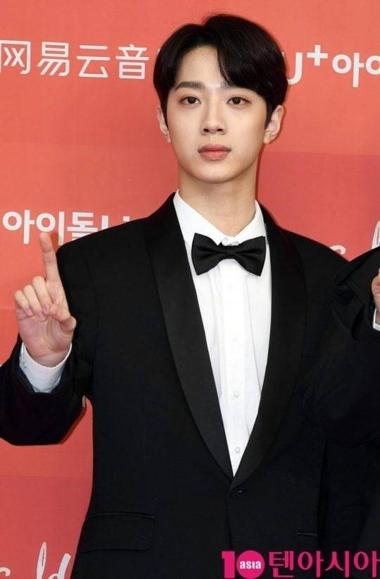 라이관린이 취재진 앞에서 포즈를 취하고 있다. / 사진=텐아시아DB