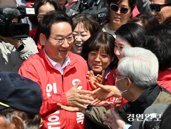 국민의힘 유정복 인천시장 예비후보가 29일 오전 인천시청 앞 인천애뜰에서 시장 출마 선언을 마치고 지지자와 악수를 하고 있다. 2026.4.29 /조재현기자 jhc@kyeongin.com