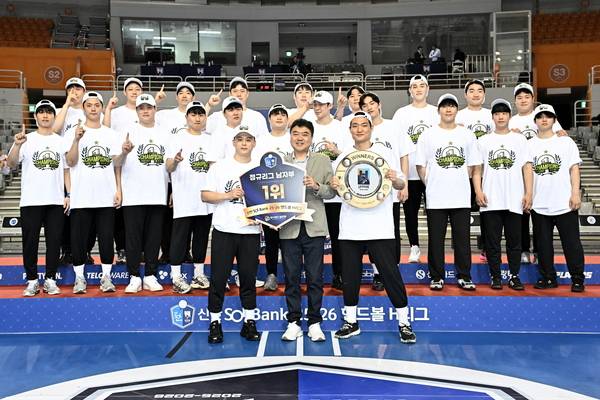 지난 19일 서울 올림픽공원 핸드볼경기장에서 열린 신한 SOL Bank 2025-2026 핸드볼 H리그 남자부 정규리그 시상식에서 인천도시공사 선수단이 우승 트로피를 들어올리고 있다. /한국핸드볼연맹 제공