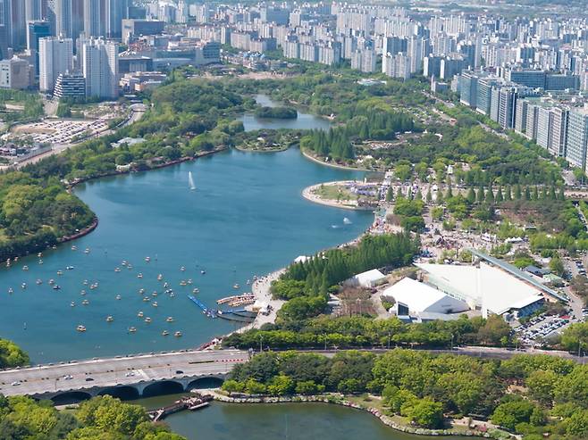 '2026 고양국제꽃박람회'가 열리고 있는 일산호수공원 전경. 사진=고양시청