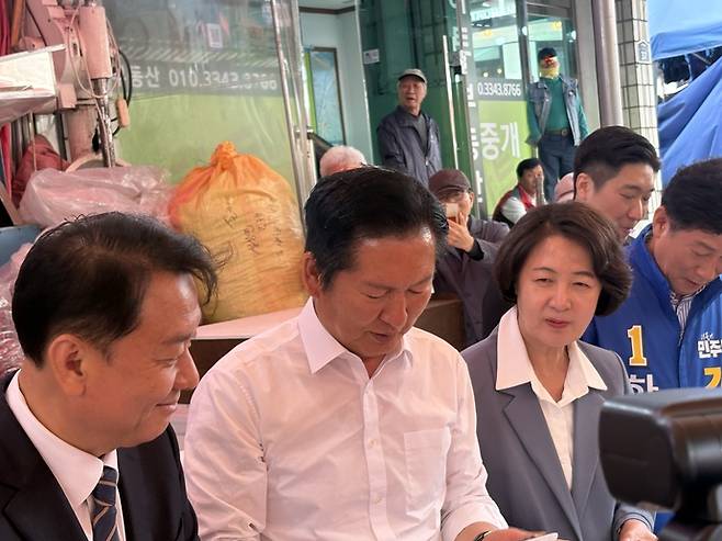 추미애 더불어민주당 경기도지사 후보가 29일 하남 덕풍시장에서 정청래 대표, 이광재 전 의원 등 민생현장을 살펴보고 있다. 이지은기자