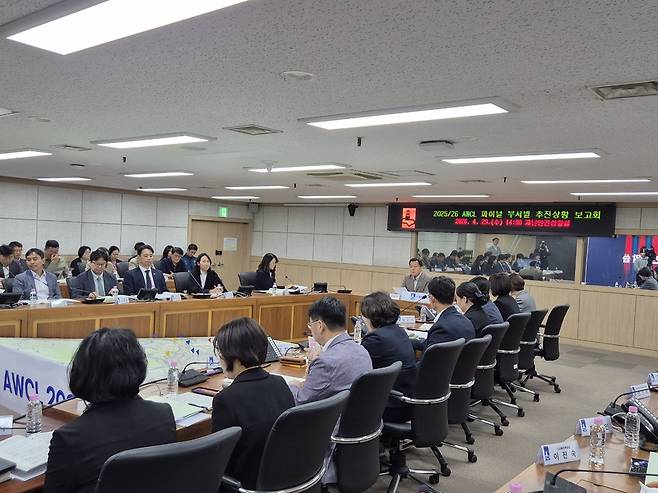 29일 수원시청 재난안전상황실에서 열린 ''2025~2026 AWCL 파이널 부서별 추진상황 보고회에서 이재준 수원시장이 관계자들과 의견을 나누고 있다.