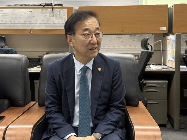 김윤덕 국토교통부 장관이 29일 전북을 찾아 새만금 개발과 현대자동차 투자 지원을 이재명 정부 균형발전 정책의 핵심 과제로 꼽았다.이날 기자간담회에서 김 장관이 관련 발언을 하고 있다./백세종 기자