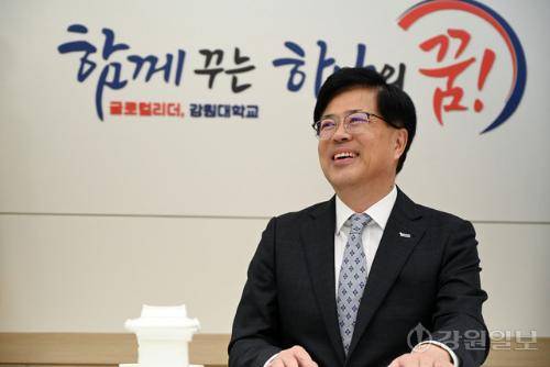 정재연 강원대총장이 대학본부 총장실에서 본보 김오미 기자와 인터뷰를 갖고 있다. 박승선기자