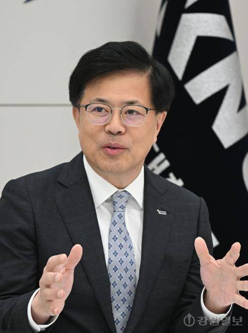 정재연 강원대총장이 대학본부 총장실에서 본보 김오미 기자와 인터뷰를 갖고 있다. 박승선기자