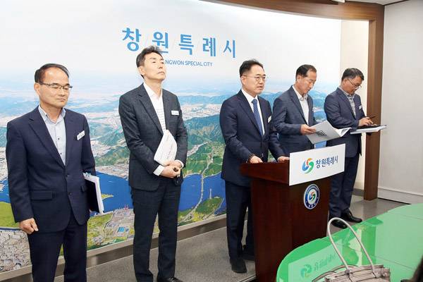 조성민 해양항만수산국장이 29일 창원시청 프레스센터에서 2026년 2분기 정례브리핑을 갖고 있다. / 창원시