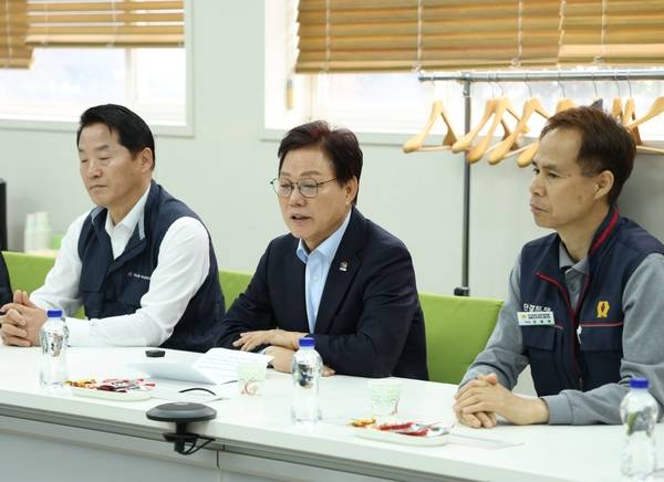 박완수 국민의힘 경남도지사 예비후보가 29일 노동자들과 소통하고자 창원시 성산구에 있는 자동차 부품업체 셰플러코리아를 찾아 발언하고 있다. /박완수 후보 캠프