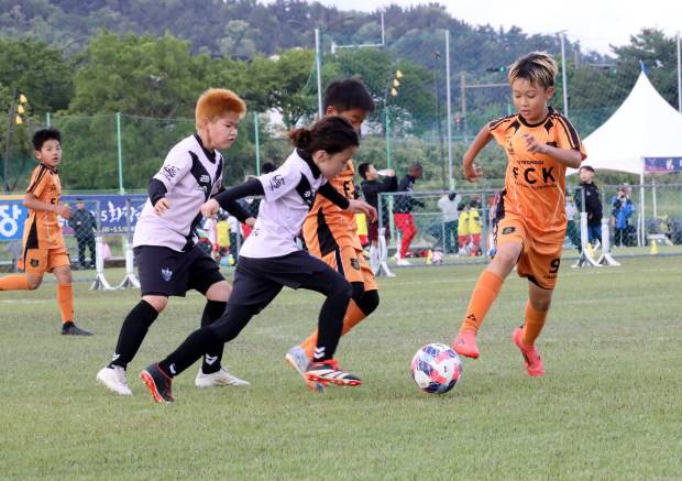 '2026 화랑대기 전국 유소년 축구대회 U-10 축구 페스티벌'이 다음달 2일부터 4일까지 알천축구장과 스마트에어돔에서 개최된다. 사진은 지난해 경기모습. 경주시 제공