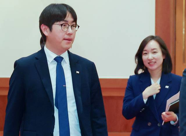 하정우 AI미래기획수석(왼쪽)과 전은수 대변인이 27일 이재명 대통령과 데미스 허사비스 구글 딥마인드 최고경영자(CEO)의 면담이 열리는 청와대 접견실에 들어서고 있다. 연합뉴스