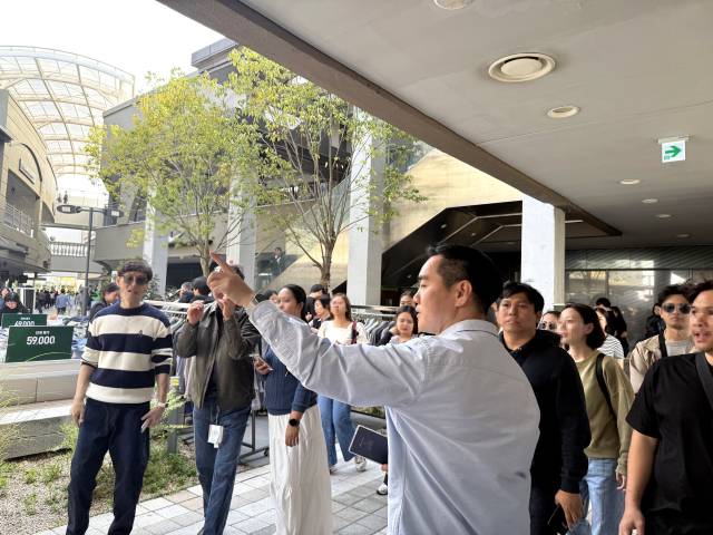 롯데몰 동부산점을 찾은 외국인 쇼핑 관광객을 가이드가 안내하고 있다. 롯데백화점 제공