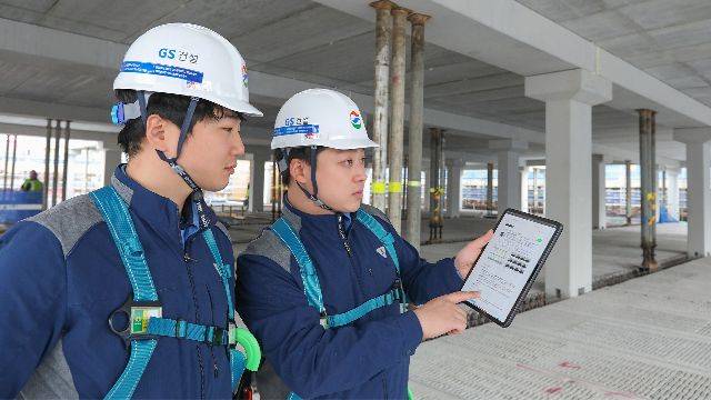 GS건설 현장 담당자들이 최신 AI 기술을 활용해 현장을 점검하고 있는 모습. GS건설 제공
