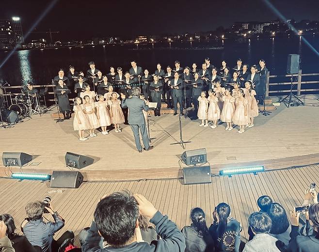 ▲ 경산시립합창단은 24일 남매근린공원 내 야외공연장에서 기획 연주회 '남매지 음악회'를 개최했다. 경산시.