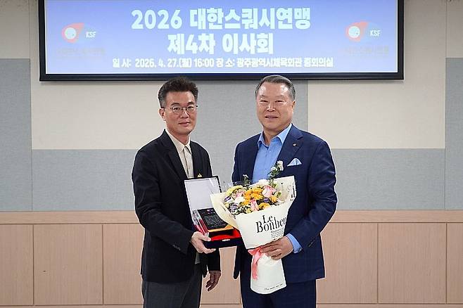 전갑수(오른쪽) 광주시체육회장이 대한스쿼시연맹으로 부터 감사패를 수여받고 있다. 광주시체육회 제공