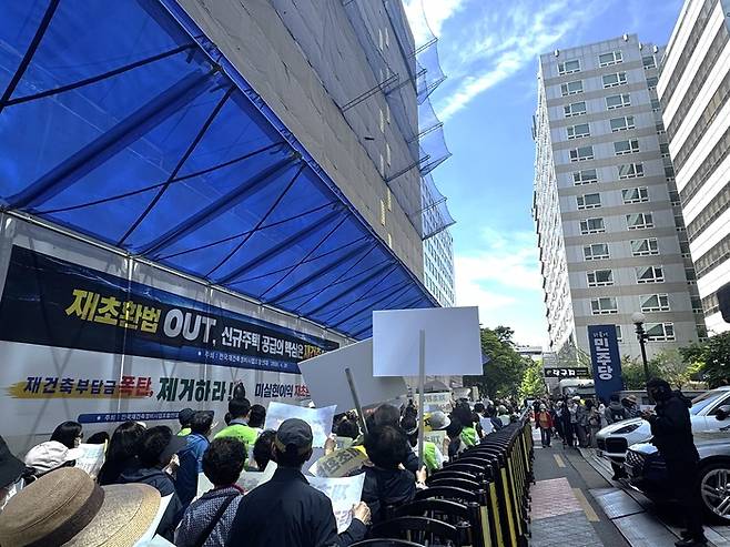 전국재건축정비사업조합연대(전재연) 소속 조합원들이 29일 서울 영등포구 더불어민주당 여의도 중앙당사 앞에서 집회를 열고 재건축초과이익환수제(재초환)의 폐지를 촉구하고 있다. /사진:이종무 기자 jmlee@