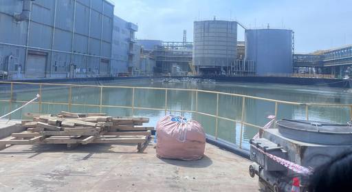 게르마늄 공장 신설 예정 부지로, 현재 폰드 형태의 부지에서 복토 작업이 진행되고 있다./유혜온 기자