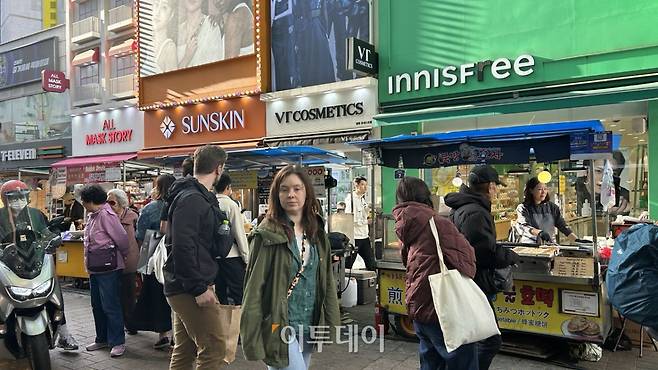 화장품 로드숍이 있는 명동 거리가 붐비고 있다.(사진=연희진 기자)