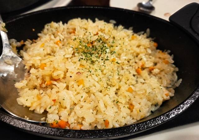 블랙라벨 씨즐링 감바스를 먹고 남은 오일에 ‘프라이드 라이스‘를 볶았다. (신단아 기자)