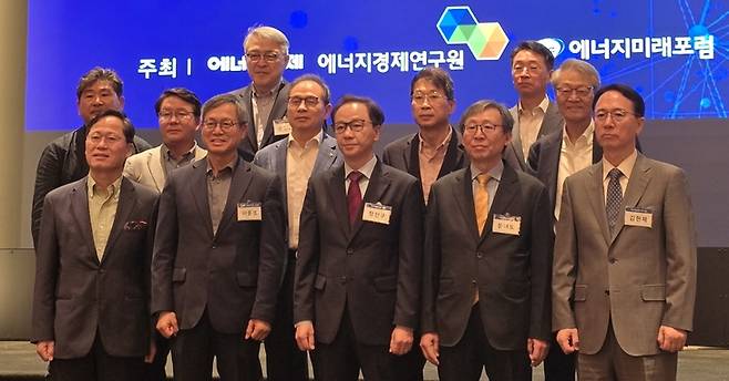 ▲에너지경제신문·에너지경제연구원·에너지미래포럼·한국자원경제학회 공동 주최로 28일 서울 서초구 엘타워에서 열린 '제9회 서울에너지포럼'에서 주요 참석자들이 기념촬영을 하고 있다. (앞줄 왼쪽부터) 김창규 한국LNG산업협회 부회장, 이운호 민간발전협회 부회장 , 정선구 에너지경제신문 사장, 문재도 에너지미래포럼 대표, 김현제 에너지경제연구원 원장, (가운데줄 왼쪽부터) 이승우 한국디스플레이산업협회 부회장, 조경석 참빛그룹 부회장, 김정관 법무법인 태평양 고문, 전영택 삼천리 사장, (뒷줄 왼쪽부터) 임완빈 한국신재생에너지협회 부회장, 손양훈 인천대 명예교수 , 양동우 에너지절약전문기업협회 부회장. 사진=김하연 인턴기자