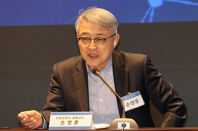 ▲손양훈 인천대 명예교수(좌장)가 '제9회서울에너지포럼' 패널토론에서 발언하고 있다 사진= 유병욱 기자