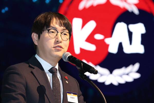 하정우&nbsp;AI미래기획수석비서관이 부산 북갑 보궐선거에 출마의사를 밝혔다. 사진은&nbsp; 지난해 12월 30일 서울 강남구 코엑스에서 열린 '독자&nbsp;AI&nbsp;파운데이션 모델' 프로젝트 1차 발표회에서 축사를 하고 있다. 2025.12.30. 연합뉴스