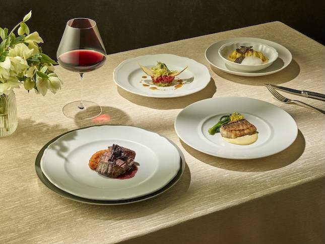 나인스게이트가 이번 봄 시즌과 가정의 달을 맞이해 선보이는 '헤렌디 스프링 코스'. 유자 드레싱으로 버무린 참치 타르타르를 시작으로 뇨끼를 곁들인 대파와 감자 수프, 푸아그라 드레싱의 시저 샐러드, 뵈르 블랑 소스를 곁들인 옥돔 구이, 주방장 추천 셔벳, 로메스코와 적양파 마멀레이드를 곁들인 한우 안심 스테이크 등 총 8코스로 구성돼 있다. / 사진=조선호텔앤리조트