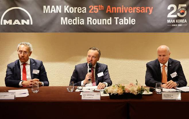 왼쪽부터 제라드 반 코일렌 트라톤 & 만파이낸셜서비스 총괄, 토마스 헤머리히 만트럭버스SE 세일즈 인터내셔널 총괄 부사장, 피터 안데르손 만트럭버스코리아 사장. (사진=만트럭버스코리아)