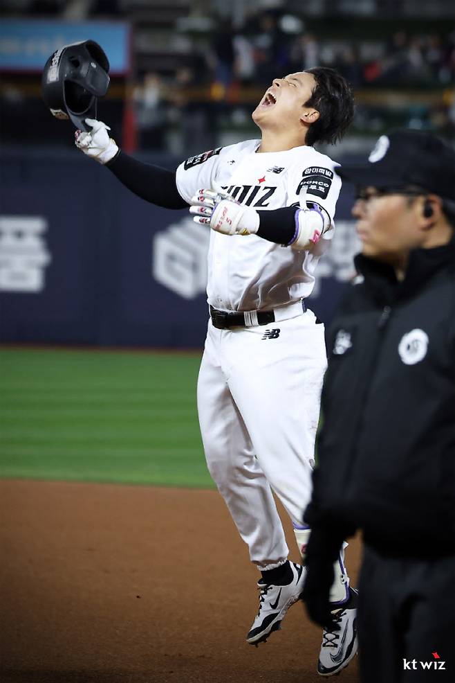 KT위즈 강민성이 끝내기 안타를 때린 뒤 기뻐하고 있다. 사진=KT위즈
