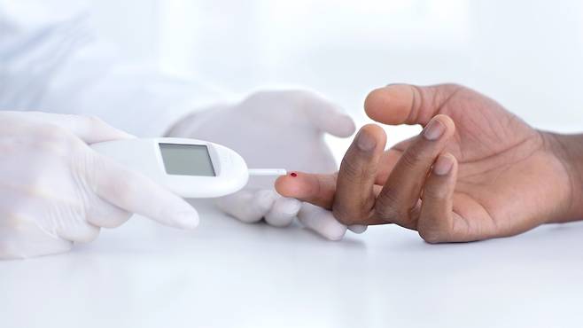 연속혈당측정기를 사용한 당뇨병 환자가 손끝 채혈한 환자보다 혈당 조절이 더 잘 됐다는 연구 결과가 나왔다｜출처: 클립아트코리아