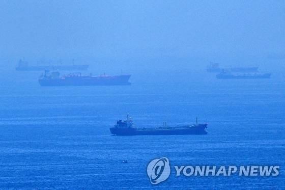 호르무즈 해협에 닻을 내리고 멈춰 있는 선박들 〈사진=AP / 연합뉴스〉