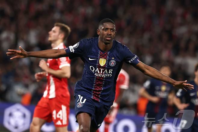 PSG 우스만 뎀벨레가 29일(한국시간) 프랑스 파리의 파르크 데 프랭스에서 열린 바이에른 뮌헨과 2025-26 UCL 준결승 1차전에서 득점 후 세리머니를 하고 있다. ⓒ AFP=뉴스1