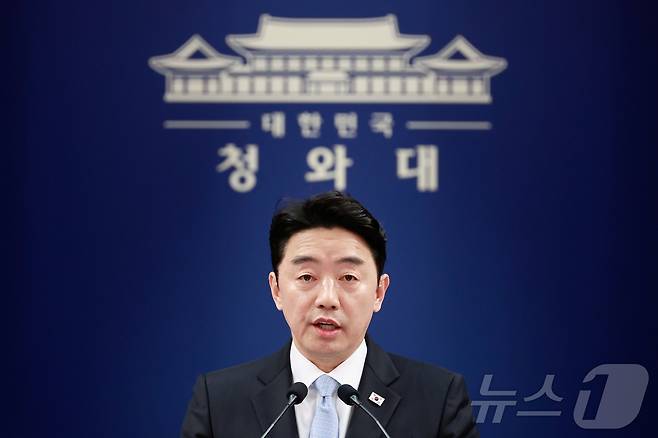 강훈식 대통령 비서실장이  지난24일 청와대 춘추관에서 비상경제 상황 관련 브리핑을 하고 있다. (청와대통신사진기자단) 2026.4.24 ⓒ 뉴스1 허경 기자