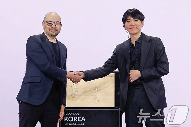 데미스 하사비스 구글 딥마인드 공동 창업자 및 CEO와 이세돌 사범이 29일 서울 중구 웨스틴조선호텔에서 열린 구글 포 코리아 2026 행사에 참석해 바둑판에 서명한 뒤 기념 촬영을 하고 있다. 2026.4.29 ⓒ 뉴스1 안은나 기자