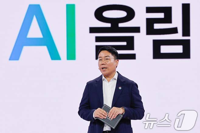 윤구 구글코리아 사장이 29일 서울 중구 웨스틴조선호텔에서 열린 구글 포 코리아 2026 위드 구글 딥마인드(Google for Korea with Google Deepmind)에 참석해 통합 AI 교육 브랜드 'AI 올림'을 공개하고 있다. 2026.4.29 ⓒ 뉴스1 안은나 기자