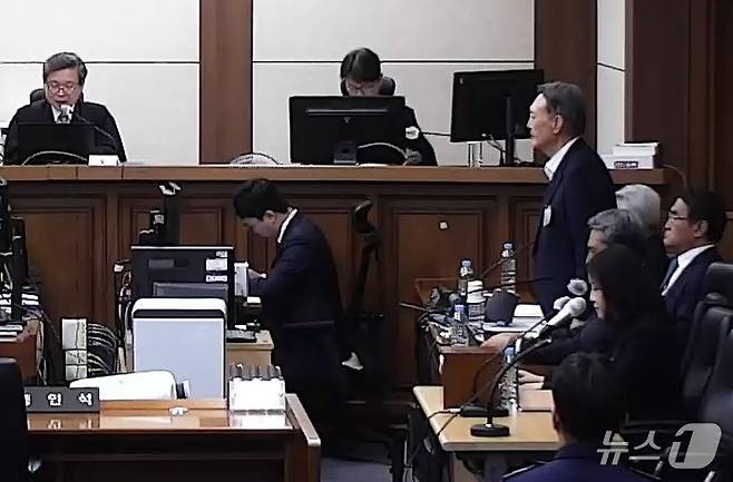 특수공무집행방해·직권남용 권리행사방해 등의 혐의를 받는 윤석열 전 대통령이 29일 서울 서초구 서울고등법원에서 열린 항소심 선고공판에서 자리에서 일어나 주문을 듣고 있다. (서울고등법원 제공 영상 캡쳐. 재판매 및 DB 금지) 2026.4.29 ⓒ 뉴스1 오대일 기자