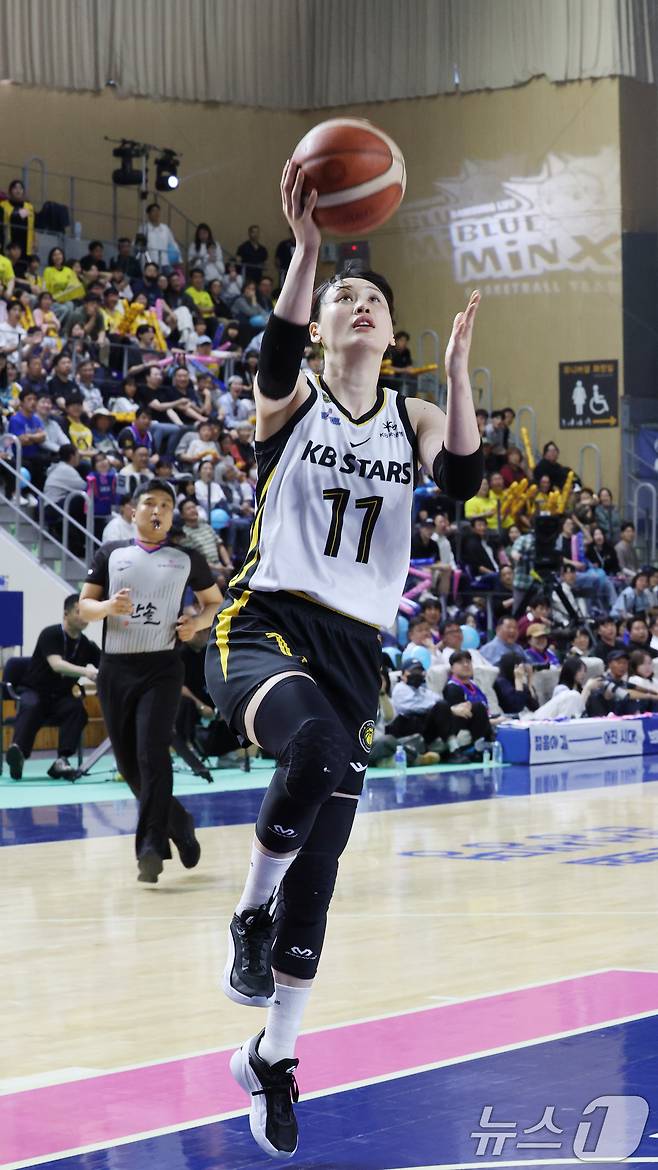 26일 경기 용인시 처인구 용인실내체육관에서 열린 'BNK 금융 2025-2026 여자프로농구 챔피언결정전 3차전' 용인 삼성생명 블루밍스와 청주 KB스타즈의 경기에서 KB스타즈 강이슬이 슛을 하고 있다. 2026.4.26 ⓒ 뉴스1 김영운 기자