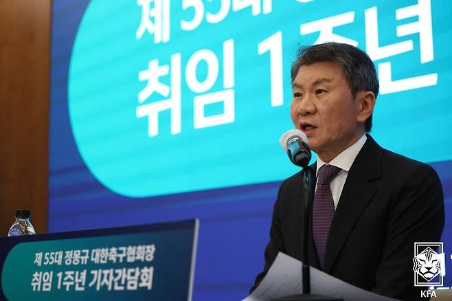 정몽규 대한축구협회장이 지난 3월11일 서울 신문로에 있는 포니정재단 컨퍼런스홀에서 열린 제55대 대한축구협회장 취임 1주년 출입기자단 간담회에서 취재진 질문에 답하고 있다. 사진 | 대한축구협회