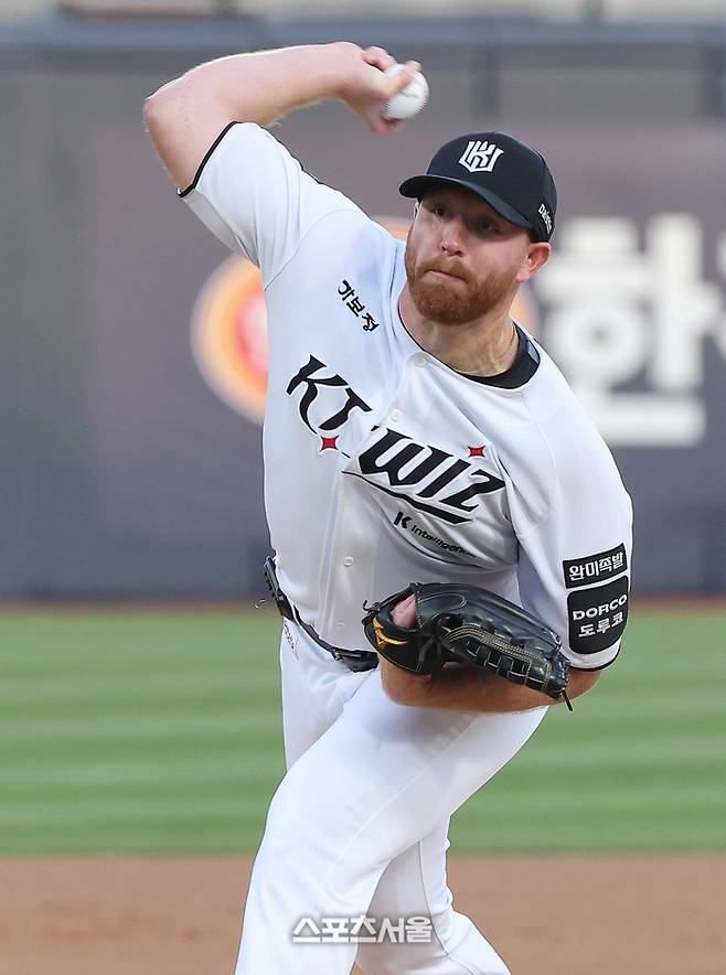 KT 사우어가 28일 수원케이티위즈파크에서 열린 2026 KBO리그 LG와 경기에 선발 등판해 역투하고 있다. 사진 | 수원=연합뉴스