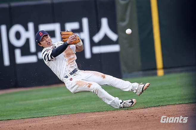 롯데 전민재가 부산 사직구장에서 열린 2026 KBO리그 정규시즌 한화전에서 수비를 하고 있다. 사진 | 롯데 자이언츠