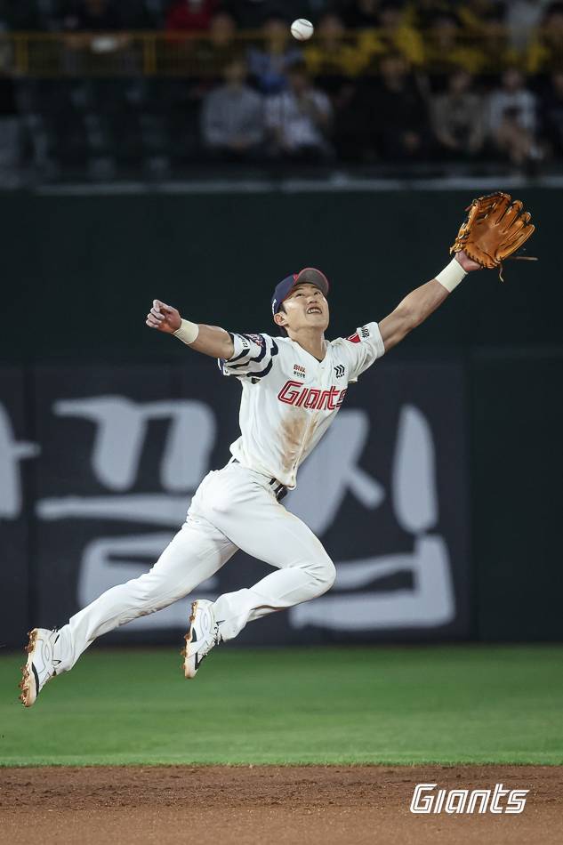 롯데 전민재가 부산 사직구장에서 열린 2026 KBO리그 정규시즌 키움전에서 수비를 하고 있다. 사진 | 롯데 자이언츠