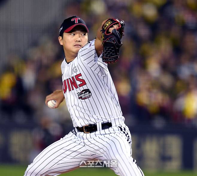LG 고우석이 8일 잠실구장에서 열린 KT와의 2023 KBO 한국시리즈 2차전 9회 역투하고 있다. 잠실 | 최승섭기자 thunder@sportsseoul.com