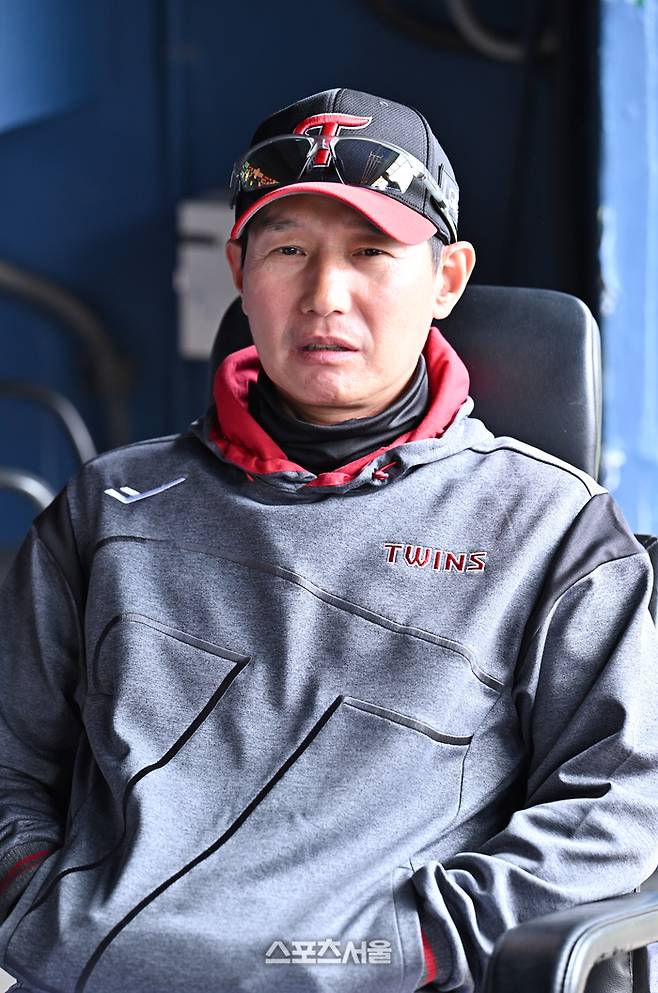 LG 염경엽 감독이 29일 잠실구장에서 열리는 2026 KBO 리그 KT와의 경기에 앞서 취재진과 인터뷰를 하고 있다. 잠실 | 박진업 기자 upandup@sportsseoul.com