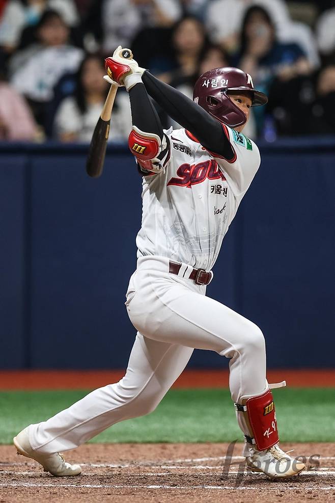 키움 김지석이 23일 서울 고척스카이돔에서 열린 2026 KBO리그 NC전에서 타격하고 있다. 사진 | 키움 히어로즈