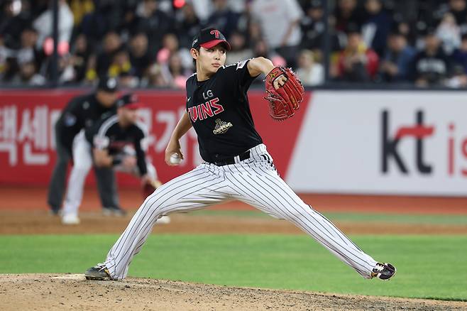 LG 김영우가 수원케이티위즈파크에서 열린 2026 KBO리그 정규시즌 KT전에서 9회 올라와 역투하고 있다. 사진 | LG 트윈스